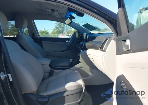 2019 Hyundai Tucson Value z USA, uszkodzony, nr VIN KM8J3CA44KU029796